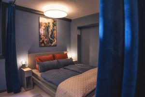 a bedroom with a bed and a painting on the wall at Wunderschönes Loft-Apartment im grünen Hamburg in Hamburg