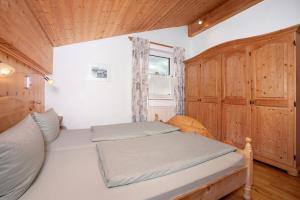 a bedroom with a bed and a window at Ferienwohnung Elfi in Oberreute