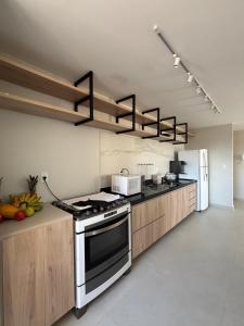 Η κουζίνα ή μικρή κουζίνα στο Pé na Areia, novíssimo apartamento em Castelhanos