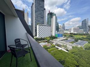 バンコクにあるNice view over the heart of Bangkokの市街の景色を望むバルコニー(椅子付)