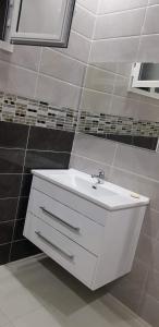 Ένα μπάνιο στο Rejiche Appartement Haute standing