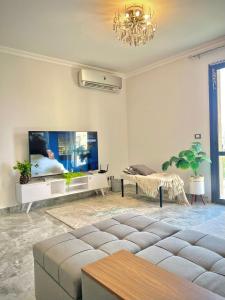 TV a/nebo společenská místnost v ubytování Panoramic View Luxury 2 Beds Hotel Apart - East Town Compound - Sodic - New Cairo - Cairo