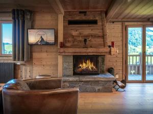 una cabina dotata di soggiorno con camino. di Cristal des Neiges La Clusaz - OVO Network a La Clusaz
