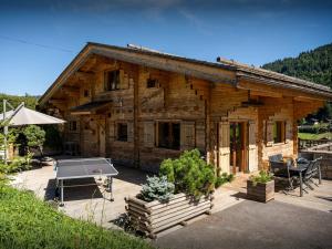 una casa con un tavolo da ping pong di fronte di Cristal des Neiges La Clusaz - OVO Network a La Clusaz