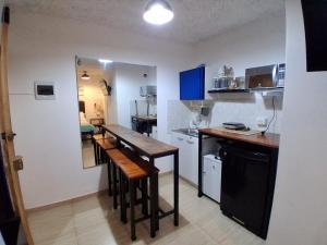 una cocina con una mesa y una encimera en Centric, private, petfriendly apartments in Miraflores, en Lima 20 fotos más