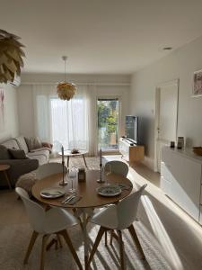 ein Wohnzimmer mit einem Tisch und Stühlen in der Unterkunft Aurora apartment in Rovaniemi