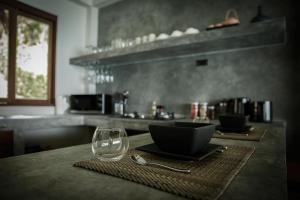 Nápoje v ubytování Phandara Luxury Pool Villas