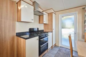 Il comprend une petite cuisine avec une cuisinière et une fenêtre. dans l'établissement Host & Stay - Leon's Retreat, à Cresswell 16 autres photos