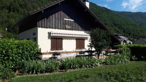 une maison avec un toit noir et blanc dans l'établissement Chalet coocooning, à Marlens