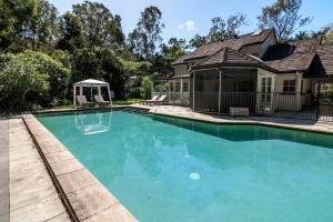 ナランにあるElegant Family Home with Pool & Wildlifeの家の前のプール