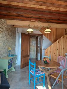 a kitchen and dining room with a wooden table and chairs at Casa Rural Haiku in Bojar