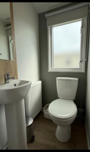 O baie la New Caravan at Trecco Bay Holiday Park +26 fotografii