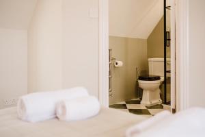 ein Badezimmer mit Toilette und Spiegel in der Unterkunft Beautiful 3 Bedroom Home in Chipping Norton in Chipping Norton + 120 Fotos