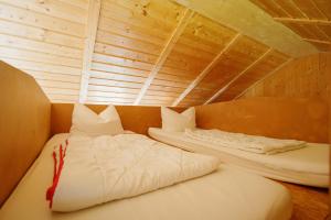 Giường trong phòng chung tại ALL-on-SEA Camp & Sport Resort Leipzig am Schladitzer See