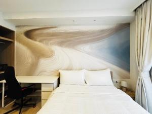 une chambre avec un lit et un bureau dans l'établissement 1 Bdr Sky Park Golf view, à Bang Tao Beach