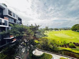 une vue aérienne d'un terrain de golf dans l'établissement 1 Bdr Sky Park Golf view, à Bang Tao Beach