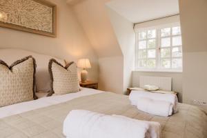 ein Schlafzimmer mit großem Bett und Fenster in der Unterkunft Beautiful 3 Bedroom Home in Chipping Norton in Chipping Norton
