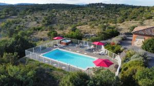 Bazén v ubytování Les Villas de Perret nebo v jeho okolí