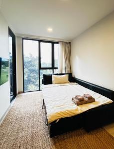 une chambre avec un grand lit et une grande fenêtre dans l'établissement 1 Bdr Sky Park Golf view, à Bang Tao Beach