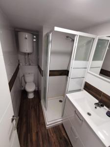 Un baño pequeño con inodoro y lavabo. en Calma, en Alicante