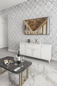 un salon avec une table et des verres à vin dans l'établissement ForS Belgrade Waterfront, à Belgrade