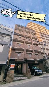 Un edificio con un cartel que dice "venta abierta, gran inauguración". en Sea Bloom Hotel, en Dejimamachi