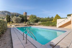 una piscina nel cortile di una casa di Gîte dels Ocells a Camélas