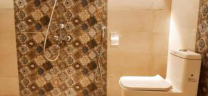 un baño con inodoro y ducha en Estancia Tranquila's Casa de la Abuela, en Pondicherry 2 fotos más