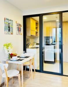 une cuisine avec une table et des chaises ainsi qu'une salle à manger dans l'établissement 1 Bdr Sky Park Golf view, à Bang Tao Beach