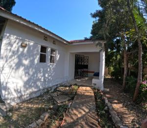 Blick auf die Vorderseite des Hauses in der Unterkunft kenda Villa 3 bedroom in Ukunda