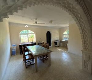 ein Esszimmer und eine Küche mit Tisch und Stühlen in der Unterkunft kenda Villa 3 bedroom in Ukunda