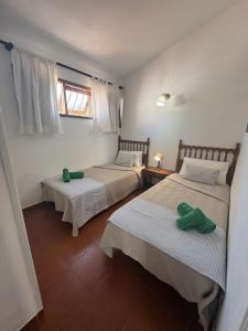 Un dormitorio con dos camas y una ventana. en Los Porches k29, en Playa del Inglés 22 fotos más
