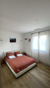 a bedroom with a large bed and a window at Villa 4 chambres à Castirla in Castirla