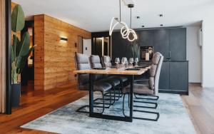 una sala da pranzo con tavolo e sedie in pelle di Exklusive King Suite mit Game Table in Hinterzarten a Hinterzarten Altre 43 foto