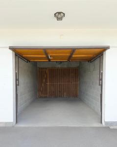 Un garaje con puerta de madera en un edificio. en Crans-Montana 3BR - Mountain View, Balcony and Parking, en Crans-Montana 12 fotos más