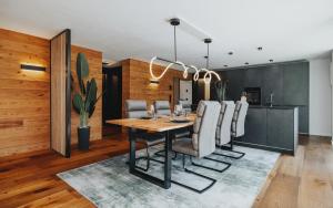 una sala da pranzo con tavolo e sedie di Exklusive King Suite mit Game Table in Hinterzarten a Hinterzarten