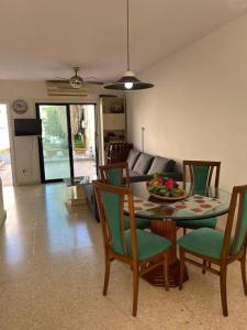 Una sala de estar con mesa de comedor y sillas. en Two Floor Maisonette by the Sea, en Protaras