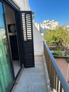 una puerta abierta en un balcón de un edificio en Two Floor Maisonette by the Sea, en Protaras 1 foto más