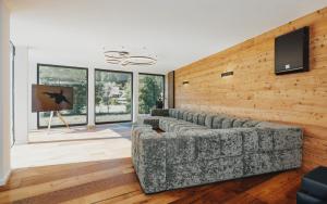 un soggiorno con divani e TV a schermo piatto di Exklusive King Suite mit Game Table in Hinterzarten a Hinterzarten