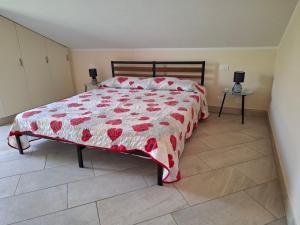 Postel nebo postele na pokoji v ubytování La mansarda di Iside + 4 fotografie