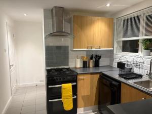 Dapur atau dapur kecil di Modern & Spacious 3BR House Bracknell - Berkshire