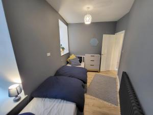 Voodi või voodid majutusasutuse Two bedroom flat, with parking, 250m from the beach toas