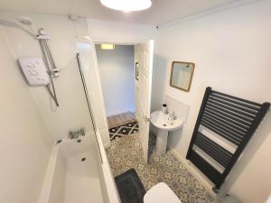 Vannituba majutusasutuses Two bedroom flat, with parking, 250m from the beach