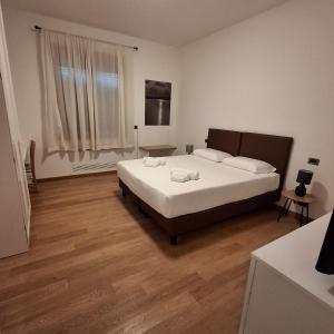 卡斯特努沃德加尔达Villa Montalto Castelnuovo del Garda的房间里有一张大床的卧室