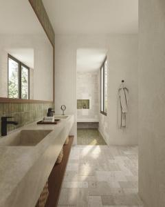 a bathroom with a large sink and a tub at Casa Simona in Valle de Anton +6 photos