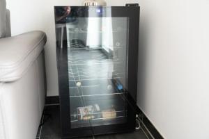 nevera con puerta de cristal en una habitación en NEU! Ferienhaus Mein Geestland, en Imsum