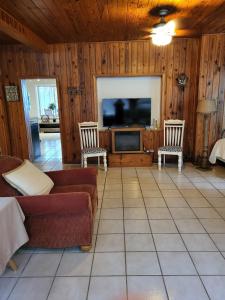 Μια τηλεόραση ή/και κέντρο ψυχαγωγίας στο Keystone Cabin Direct Lake Front 2BR 2 Bath