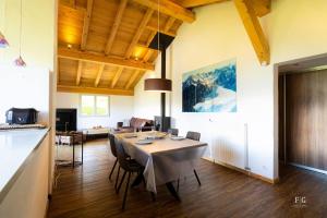 TV a/nebo společenská místnost v ubytování Montagny 2 - Vue Mont Blanc & Près des Pistes