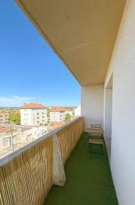 a balcony with a table and a view at Secteur Gare - Convivial & Calme in Roanne
