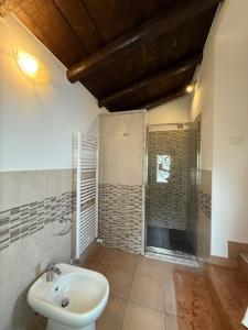 Ένα μπάνιο στο Villetta Emi +68 φωτογραφίες